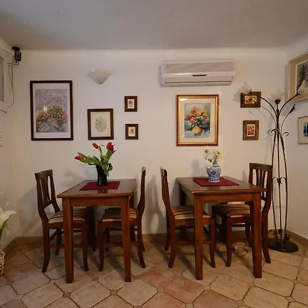 Bed & Breakfast Flora 4*